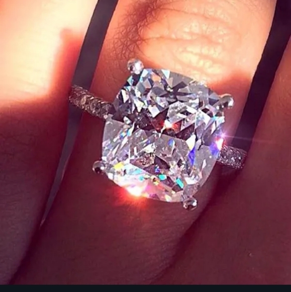 🎊🎊NEW🎊🎊EXQUISITE!! 3 CT White Sapphire Engagement Ring in 925Sterling Silver - Picture 2 of 14